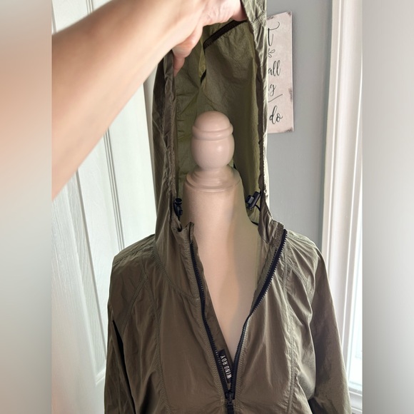 NWOT Adidas “wind rdy” hooded windbreaker legacy green size tagged xs fits small - Picture 8 of 16